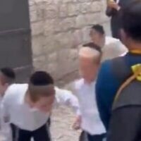 يهود حريديم تم تصويرهم وهم يبصقون على سياح مسيحيين في البلدة القديمة في القدس، 2 أكتوبر، 2023. (Screen Capture / Twitter)