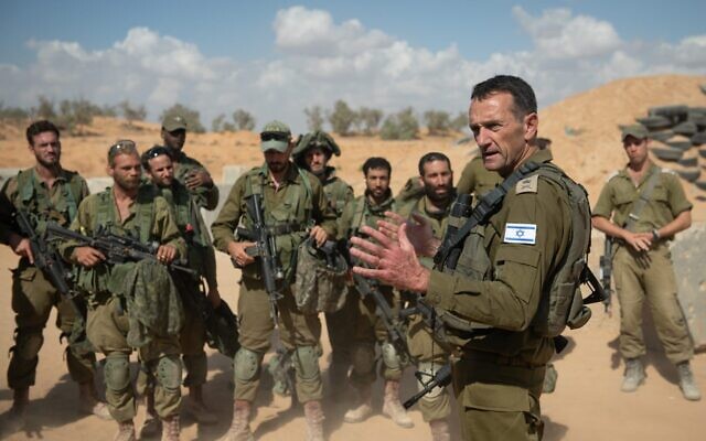 رئيس أركان الجيش الإسرائيلي هرتسي هاليفي يتحدث إلى القوات في جنوب إسرائيل، 15 أكتوبر، 2023. (IDF)