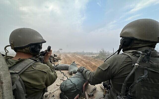 في هذه الصورة غير المؤرخة التي نشرها الجيش الإسرائيلي في 30 أكتوبر، 2023، تظهر القوات الإسرائيلية وهي تعمل داخل قطاع غزة. (IDF Spokesperson)