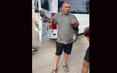 يوسف زيادنة، مواطن بدوي عربي من مدينة رهط الإسرائيلية، يستعرض حافلته الصغيرة التي قام بحسب تقارير أنه أنقذ فيها 30 شخصا من رواد سوبر نوفا الموسيقي بعد أن تعرضوا لهجوم من قبل حماس في 7 أكتوبر، 2023. (Courtesy Ziadna via JTA)