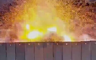 لقطة شاشة من مقطع فيديو لحركة حماس يُقال إنه يُظهر تفجير جزء من السياج الحدودي بين إسرائيل وقطاع غزة في 7 أكتوبر، 2023 (via X)