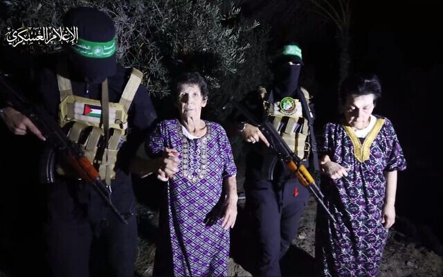 لقطة من مقطع فيديو نشره الجناح المسلح لحركة حماس يظهر الرهينتين يوخيفيد ليفشيتس (يسار) ونوريت كوبر قبل إطلاق سراحهما من الأسر، 23 أكتوبر، 2023. (screen capture)