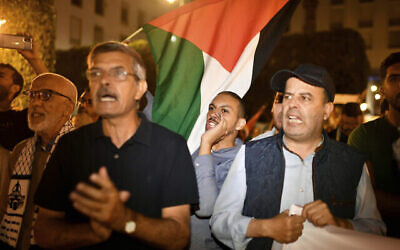 مئات المغاربة يشاركون في احتجاج في الرباط، المغرب، 17 أكتوبر 2023، تضامنا مع الفلسطينيين في غزة بعد انفجار بالقرب من المستشفى الأهلي المعمداني. (AP Photo)