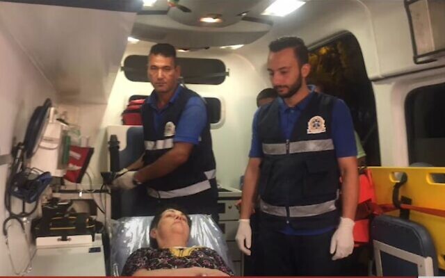نوريت كوبر في سيارة إسعاف بعد إطلاق سراحها من أسر حماس في 23 أكتوبر، 2023. (screen capture)