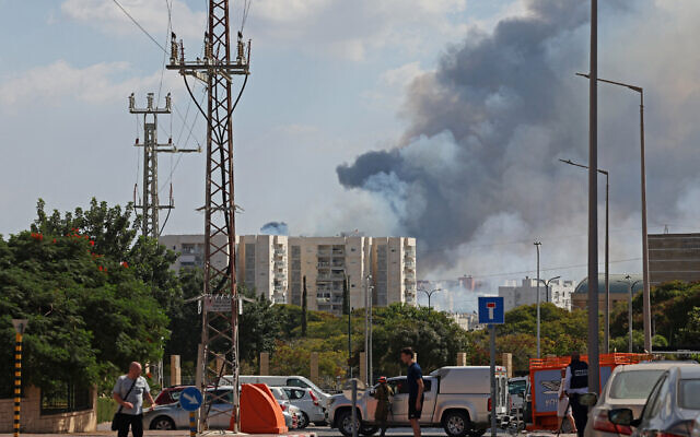 دخان يتصاعد في أشكلون، بعد إطلاق وابل من الصواريخ من قطاع غزة على الأراضي الإسرائيلية، 7 أكتوبر، 2023 (AHMAD GHARABLI / AFP)