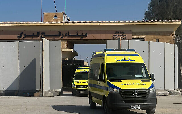توضيحية: سيارات الإسعاف تعود إلى الجانب المصري من الحدود مع قطاع غزة في رفح، 1 نوفمبر، 2023، حيث تقوم بنقل الجرحى إلى المستشفيات الميدانية المصرية.  (AFP)