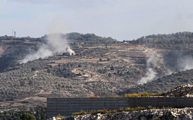 قذائف أطلقها الجيش الإسرائيلي تسقط بالقرب من قرية يارين، المجاورة للحدود بين جنوب لبنان وشمال إسرائيل في 10 نوفمبر، 2023. (AFP)