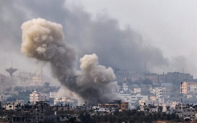 تظهر هذه الصورة الملتقطة من الجانب الإسرائيلي من الحدود مع قطاع غزة في 11 نوفمبر، 2023، الدخان يتصاعد فوق المباني في قطاع غزة، وسط المعارك المستمرة بين إسرائيل وحركة حماس. (Kenzo TRIBOUILLARD/AFP)