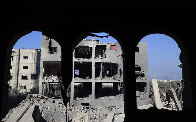 الأضرار التي لحقت بمخيم النصيرات في وسط قطاع غزة في 17 نوفمبر 2023، وسط المعارك المستمرة بين إسرائيل وحماس. (Mahmud HAMS / AFP)