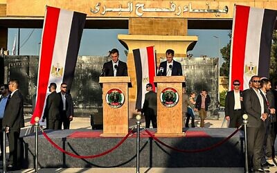 رئيس الوزراء الإسباني بيدرو سانشيز (يسار) ورئيس الوزراء البلجيكي ألكسندر دي كرو (يمين) خلال مؤتمر صحفي مشترك على الجانب المصري من معبر رفح الحدودي مع قطاع غزة، في 24 نوفمبر 2023. (AFP)