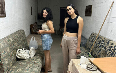 ناشطتان من حركة "روف هعير" اليهودية العربية تقومان بتنظيف ملجأ في حيفا، 12 أكتوبر، 2023. (Rov Hair)