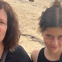 رايا روتم وابنتها هيلا، اختطفهما مسلحو حماس في 7 أكتوبر، 2023 من منزلهما في كيبوتس بئيري (Courtesy)