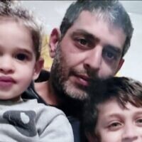 أفيغيل عيدان (3 سنوات)، على يسار الصورة،  مع والدها روعي وشقيقها ميخائيل، تم اختطافها من قبل مسلحي حماس في 7 أكتوبر، 2023 من كيبوتس كفار عزة (Courtesy)