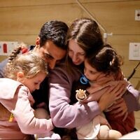 دورون آشر وابنتيها راز (5 أعوام) وأفيف (عامان) يجتمعان مع الزوج والأب يوني، في 25 نوفمبر، 2023. (Schneider Children's Hospital)