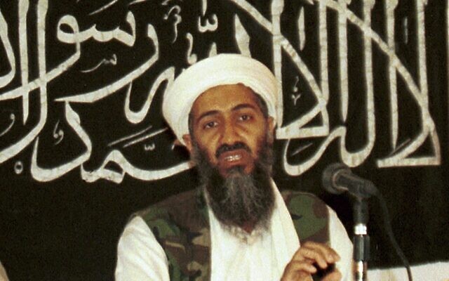 أرشيف: صورة تعود إلى عام 1998 وتم توفيرها في 19 مارس 2004، تظهر أسامة بن لادن في مؤتمر صحفي في خوست، أفغانستان. (AP Photo/Mazhar Ali Khan, File)