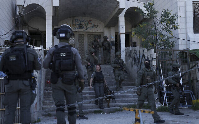 قوات الأمن الإسرائيلية تبحث عن المشتبه به في هجوم إطلاق نار في حي الشيخ جراح في القدس الشرقية، 18 أبريل، 2023. (AP Photo/Mahmoud Illean)