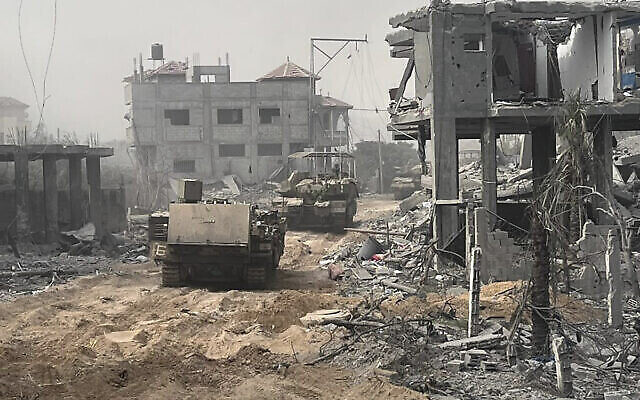تظهر هذه الصورة التي نشرها الجيش الإسرائيلي يوم الخميس 2 نوفمبر 2023، العمليات البرية داخل قطاع غزة.  (Israel Defense Forces via AP)