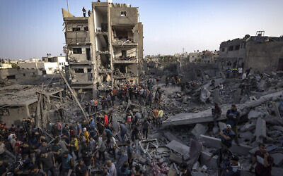 فلسطينيون يبحثون عن ناجين بعد غارة إسرائيلية على قطاع غزة، الأحد، 5 نوفمبر، 2023. (AP/Fatima Shbair)