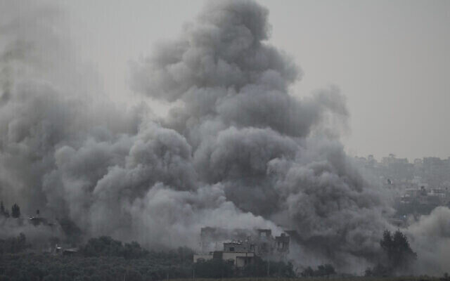 الدخان يتصاعد بعد غارة جوية إسرائيلية في قطاع غزة، كما يظهر من جنوب إسرائيل، الأحد، 12 نوفمبر، 2023. (AP Photo/Leo Correa)
