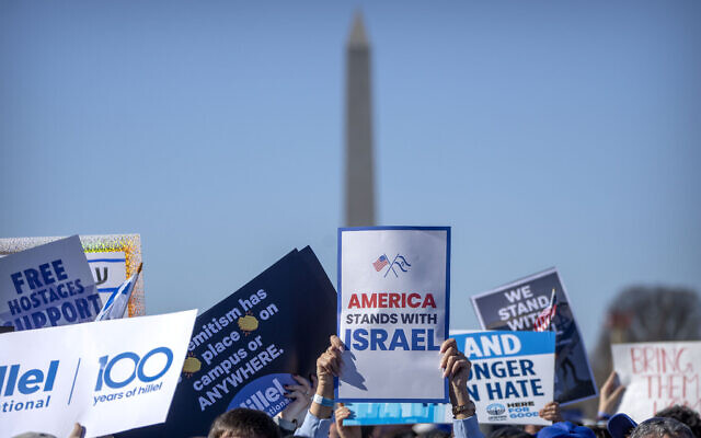 المشاركون في "المسيرة من أجل إسرائيل" يحملون لافتات أثناء وقوفهم في "ناشونال مول" في واشنطن، 14 نوفمبر، 2023. (AP Photo/Mark Schiefelbein)