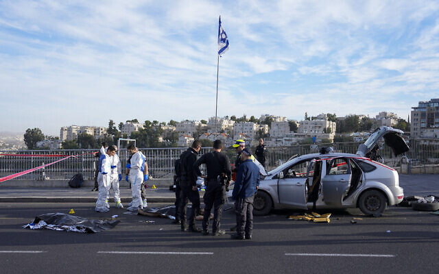 عناصر الشرطة والإسعاف في موقع هجوم إطلاق نار في القدس، 30 نوفمبر، 2023. (Ohad Zwigenberg/AP)
