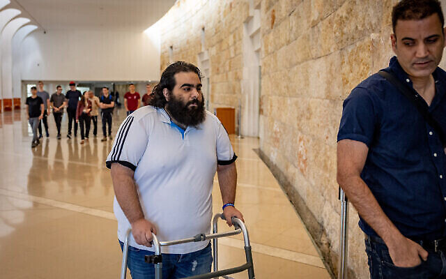 مور غاناشفيلي، الذي أصيب بجروح خطيرة خلال اعتداء حشد عليه في عكا في مايو 2021، يصل لحضور جلسة لمحاكمة أحد مهاجميه في المحكمة العليا في القدس، 17 مايو 2023. (Yonatan Sindel / Flash90)