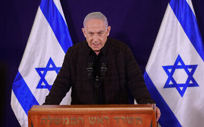 رئيس الوزراء بنيامين نتنياهو يتحدث عن الحرب بين إسرائيل وحركة حماس خلال مؤتمر صحفي في 11 نوفمبر، 2023. (Marc Israel Sellem/POOL)
