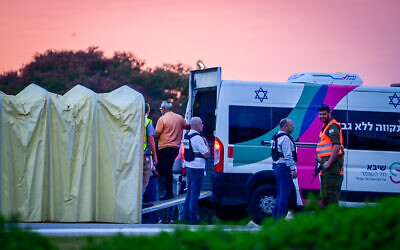 جنود إسرائيليون ينتظرون وصول الرهائن المفرج عنهم في مركز شيبا الطبي في رمات غان، 25 نوفمبر، 2023. (Tomer Neuberg/Flash90)