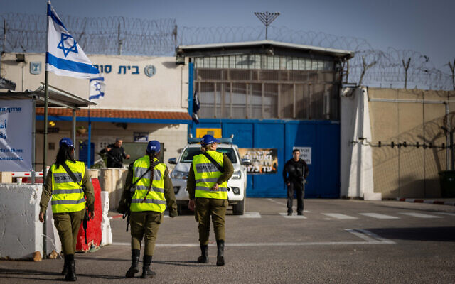 قوات الأمن الإسرائيلية أمام مدخل سجن عوفر، حيث تم إطلاق سراح أسرى أمنيين فلسطينيين في إطار صفقة بين إسرائيل وحماس، 26 نوفمبر، 2023. (Yonatan Sindel/Flash90)