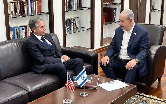 وزير الخارجية الأمريكي أنتوني بلينكن (على يسار الصورة)، يلتقي برئيس الوزراء بنيامين نتنياهو في  مقر وزارة الدفاع (الكيرياه)في تل أبيب، 3 نوفمبر، 2023. (Amos Ben Gershom/GPO)