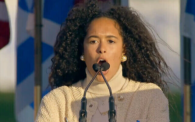 الطالبة في جامعة كولومبيا نوعا فاي تتحدث في "المسيرة من أجل إسرائيل" في واشنطن العاصمة، 14 نوفمبر، 2023. (Screen Cap/YouTube)