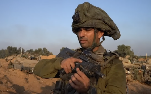 اللفتنانت كولونيل تومر غرينبرغ، قائد الكتيبة 13 في لواء المشاة غولاني، يصف معركة ليلية ضد مسلحي حماس في قطاع غزة. (screenshot: IDF)