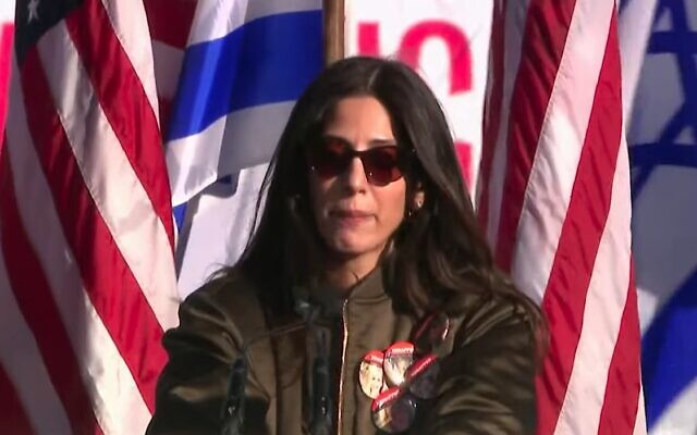 ألانا زيتشيك تخاطب مظاهرة مؤيدة لإسرائيل في واشنطن، 14 نوفمبر، 2023. (Screen Capture/YouTube)