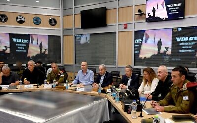 رئيس الوزراء بنيامين نتنياهو يترأس اجتماعا لمجلس الوزراء الحربي في تل أبيب، 16 نوفمبر، 2023. (Haim Zach/GPO)