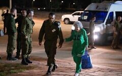 روتي موندر بعد إطلاق سراحها من أسر حماس في 24 نوفمبر، 2023. (Israel Defense Forces)