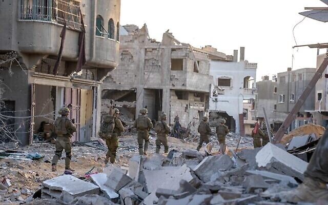 جنود إسرائيليون في شمال غزة في صورة منشورة بتاريخ 11 نوفمبر، 2023.  (Israel Defense Forces)