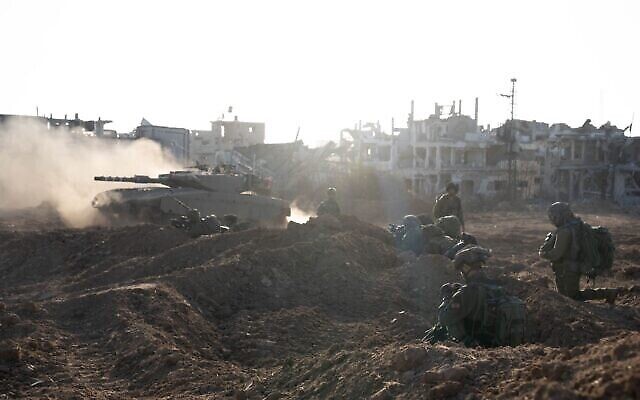 جنود إسرائيليون في قطاع غزة في صورة تم توزيعها في 18 نوفمبر، 2023. (Israel Defense Forces)