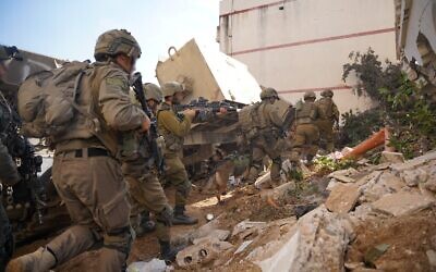 توضيحية: قوات الفرقة 36 تعمل في حي الزيتون بمدينة غزة، في صورة تم نشرها في 20 نوفمبر، 2023. (IDF)