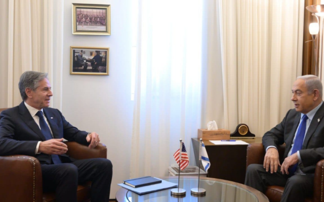 رئيس الوزراء بنيامين نتنياهو (يمين) يلتقي بوزير الخارجية الأمريكي أنتوني بلينكن في مكتب رئيس الوزراء في القدس، 30 نوفمبر، 2023. (Amos Ben-Gershom/GPO)
