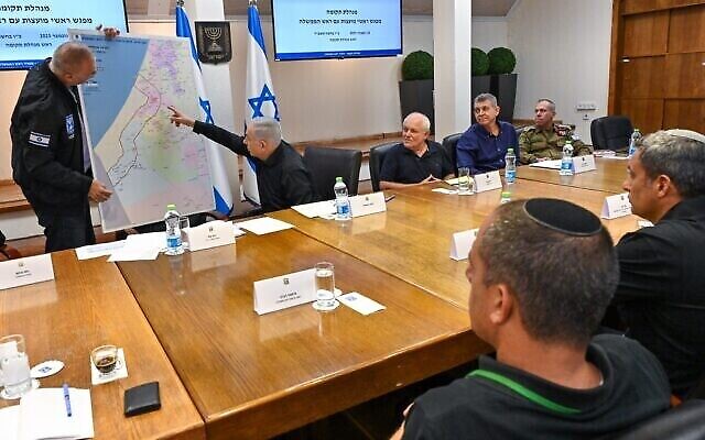 رئيس الوزراء بنيامين نتنياهو (وسط الصورة) يلتقي برؤساء السلطات المحلية في منطقة غلاف غزة في مقر الجيش الإسرائيلي في تل أبيب، 10 نوفمبر، 2023. (Kobi Gideon/GPO)