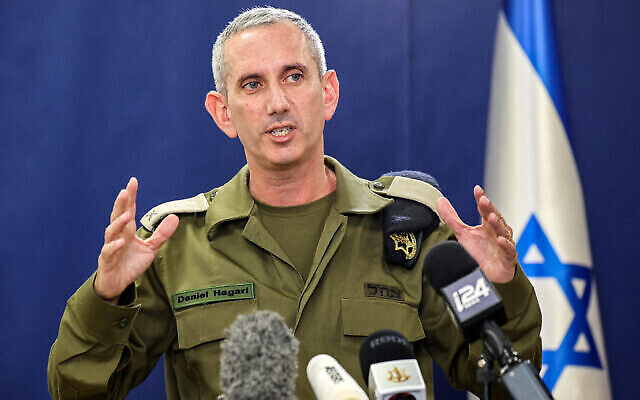 من الأرشيف: الناطق باسم الجيش الإسرائيلي دانييل هاغاري يتحدث للصحافة في مقر وزارة الدفاع (كرياه) في تل أبيب، 18 أكتوبر، 2023. (Gil Cohen-Magen/AFP)
