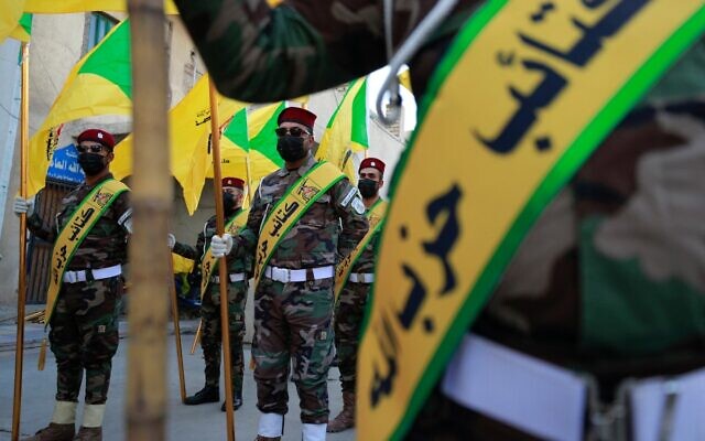 أعضاء من كتائب حزب الله، خلال تشييع جثمان أحد مقاتليه، في بغداد يوم 21 نوفمبر 2023. (AHMAD AL-RUBAYE / AFP)