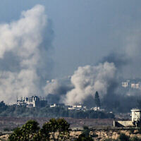 دخان يتصاعد من المباني بعد تعرضها لقصف إسرائيلي واضح في غزة، 1 ديسمبر، 2023. (John MacDougall / AFP)