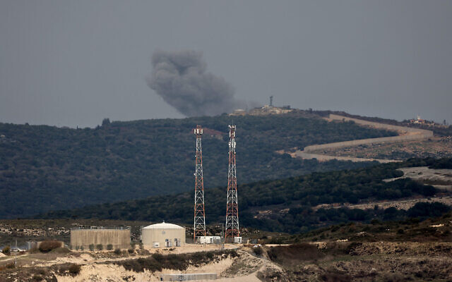 صورة تم التقاطها من الجانب الإسرائيلي من الحدود مع لبنان تظهر قصفًا إسرائيليًا حول قرية عيتا الشعب بجنوب لبنان، 5 ديسمبر، 2023. (Jalaa Marey/AFP)