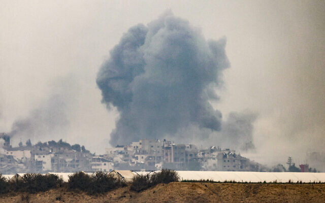 صورة تم التقاطها في جنوب إسرائيل بالقرب من الحدود مع قطاع غزة، تظهر الدخان يتصاعد بعد غارات جوية إسرائيلية وسط المعارك المستمرة بين إسرائيل وحركة حماس، 5 ديسمبر، 2023. (Menahem Kahana/AFP)