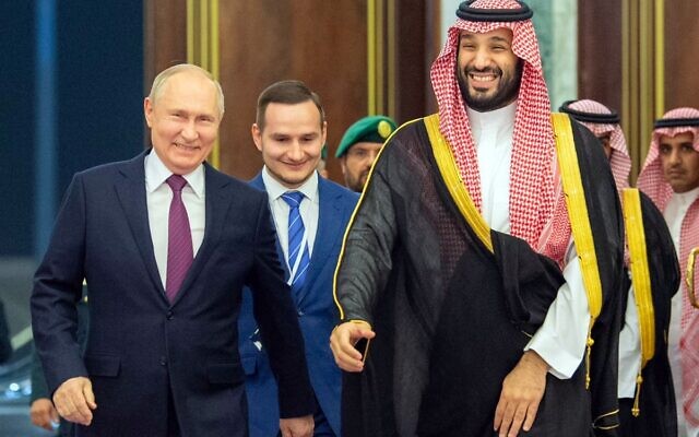 ولي العهد السعودي الأمير محمد بن سلمان (يمين) يسير مع الرئيس الروسي فلاديمير بوتين خلال حفل استقبال في العاصمة الرياض في 6 ديسمبر 2023. (SPA / AFP)