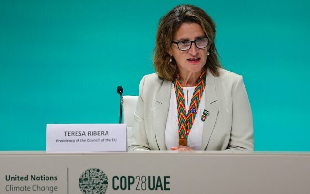 وزيرة التحول البيئي الإسبانية تيريزا ريبيرا التي تتولى بلادها الرئاسة الدورية للاتحاد الأوروبي، تحضر مؤتمرا صحفيا في قمة الأمم المتحدة للمناخ في دبي، 6 ديسمبر 2023 (Giuseppe CACACE / AFP)