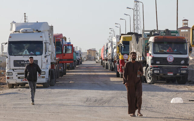 شاحنات تحمل مساعدات إنسانية تنتظر دخول الجانب الفلسطيني من معبر رفح على الحدود المصرية مع قطاع غزة، 11 ديسمبر، 2023. (Giuseppe Cacace/AFP)
