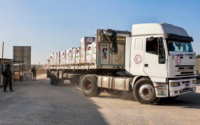 شاحنة تابعة للهلال الأحمر المصري تحمل مساعدات إنسانية على الجانب الإسرائيلي من معبر كرم أبو سالم الحدودي مع جنوب قطاع غزة، 19 ديسمبر، 2023. (Menahem Kahana/AFP)