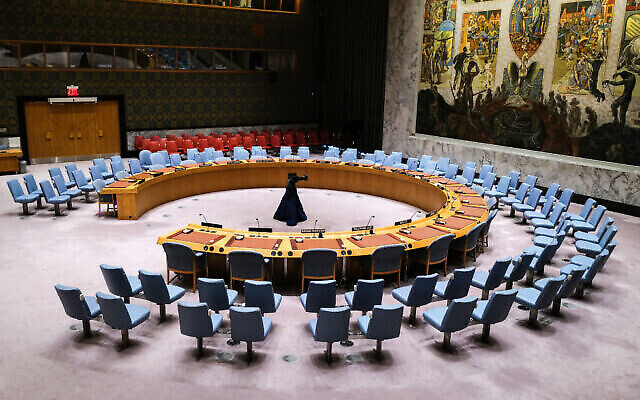 قاعة مجلس الأمن الخالية في مقر الأمم المتحدة في مدينة نيويورك، 20 ديسمبر، 2023. (Charly Triballeau/AFP)